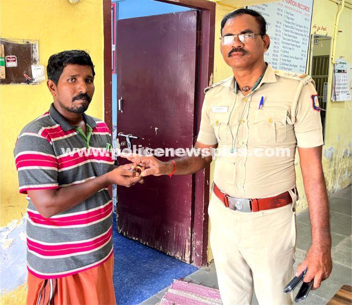 Tirunelveli SP Praises Honest Officer