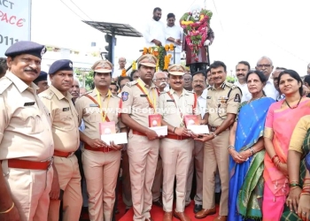 Hyderabad CP Pays Tribute, Honours Police Officers